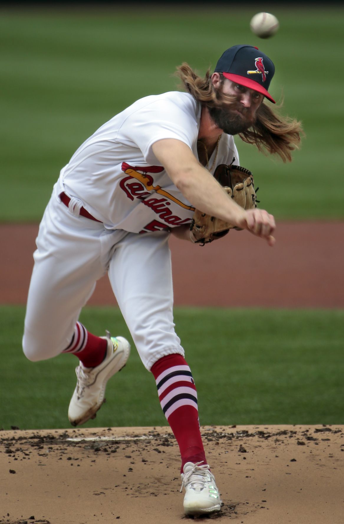 Reds sweep Cardinals 8-7